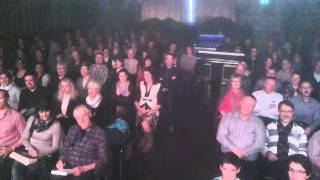 handyaufnahme MatterLive: publikum singt zündhölzli in wolhusen