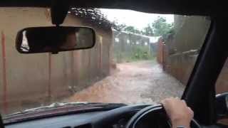 preview picture of video 'Driving in Uganda in the rain.'