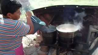 preview picture of video 'Tia Maria preparando comida para los XV años de Brianda'