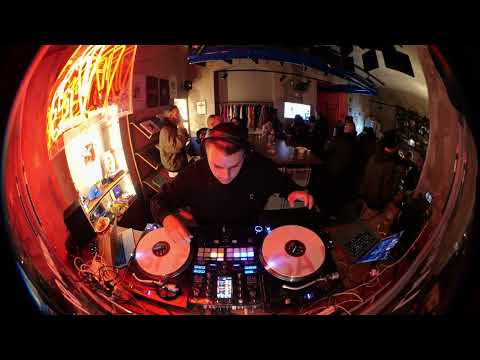 Damianito // RADIO IN VETRINA