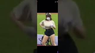 おっぱい揺れすぎ　ダンス　巨乳