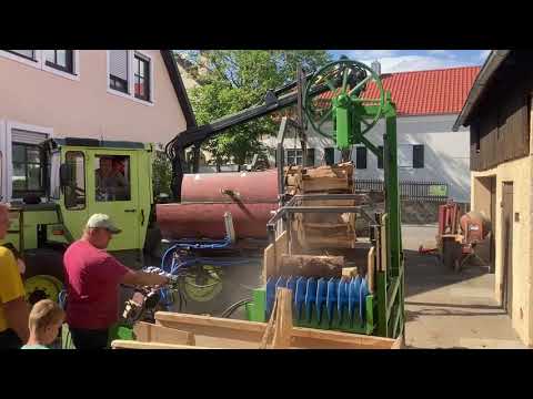 Testlauf Selbstentwickelte Bündelsäge / Bandsäge für Brennholz mit Reinigung und Sortiertisch