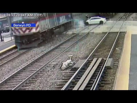 Video shows Metra train hitting car in Berwyn