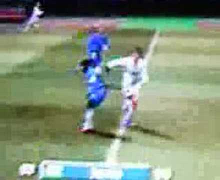 Seedorf leva uma cotovelada!