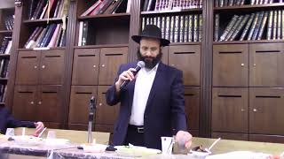 להיות שקט כמו דג (הרב אלחנן משה נחמנסון) - התמונה מוצגת ישירות מתוך אתר האינטרנט יוטיוב. זכויות היוצרים בתמונה שייכות ליוצרה. קישור קרדיט למקור התוכן נמצא בתוך דף הסרטון