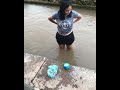 CeweK Cantik Lagi Mandi Di Kali Lepas Bh