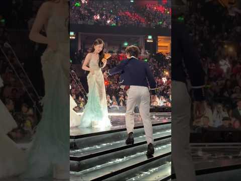 Ding Yuxi runs to Xinxin to help her with the stairs #yushuxin #dingyuxi #estheryu #foryou #shorts