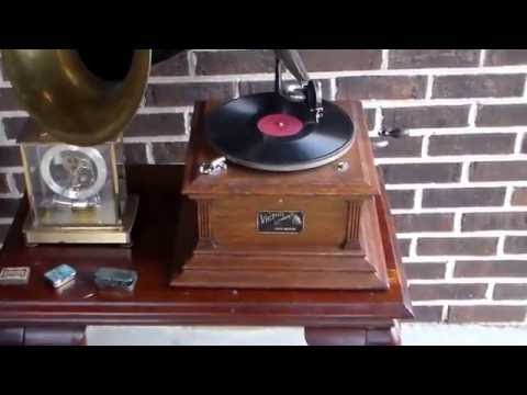 Victor Victrola Type III - Red Buttons - The Ho Ho Song