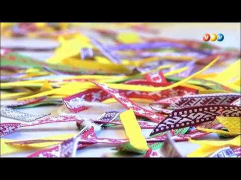 Siguldas jaunieši un brīvprātīgie māca skolēnus gatavot patriotiskus aksesuārus