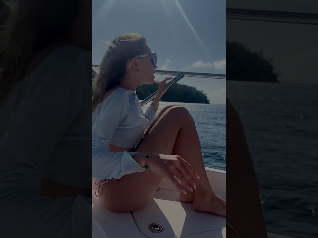 Милана Стар отдыхает на море перед сольным концертом [Плавает на яхте]