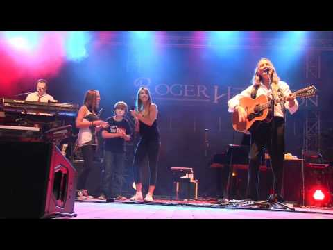 Roger Hodgson & THE THREE GEES give a little bit LIVE