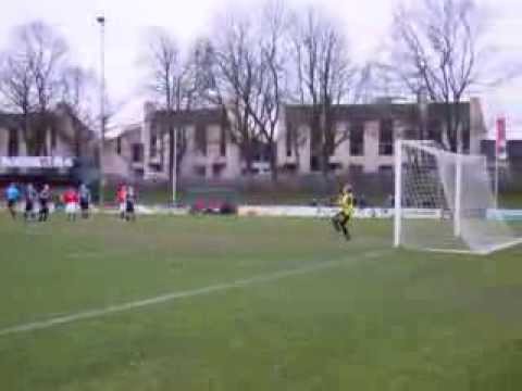 Dave Hensen scoort met VVGZ C1 de 3-2 tegen Pelikaan met een schitterende vrije trap