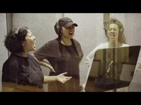 Joe Bonamassa has the best 3 Australian backup singers.