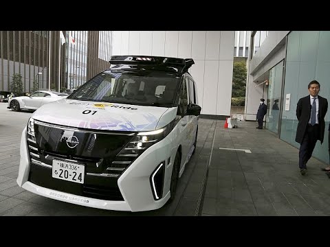 Selbstfahrendes Auto navigiert mit modernster Technologie durch die Straßen von Yokohama