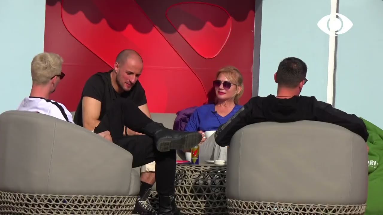 Bërthama dhe bajamja/ Diskutimi mes banorëve të vjetër dhe të rinj