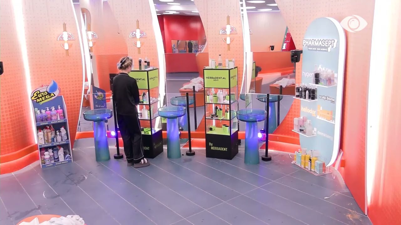 Po më ndjek nga mbrapa/ Miri i shkon nga pas Selinit: Po më cënon privatësinë