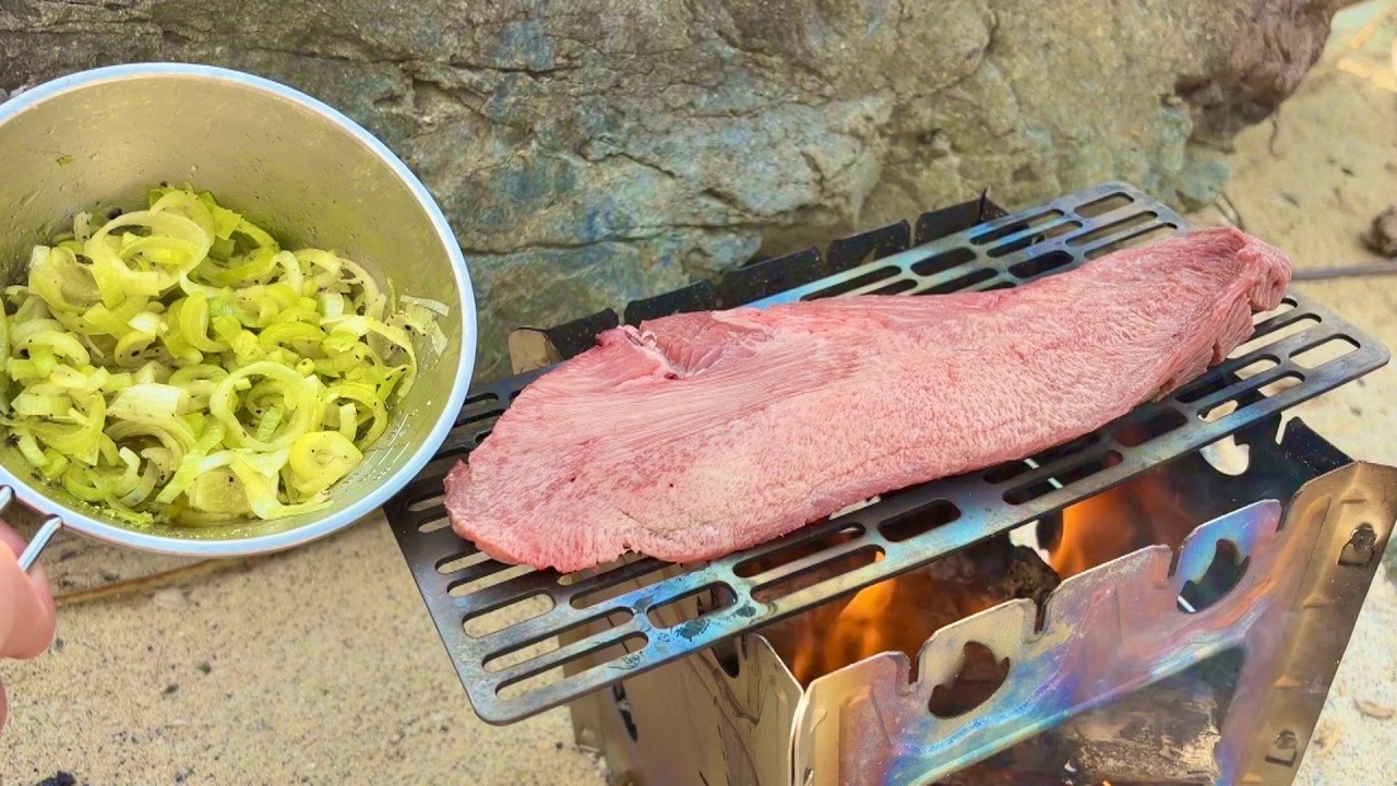 海岸で焚火焼き牛タンのネギ塩ダレ定食！