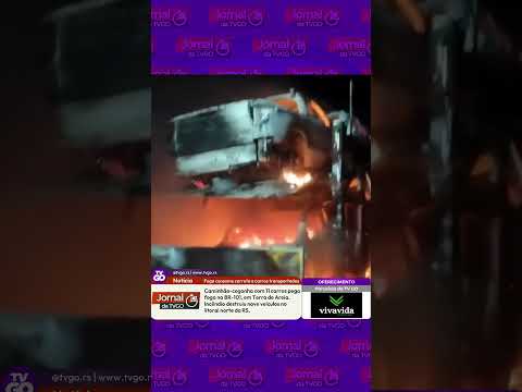 Fogo consome carreta e carros transportados