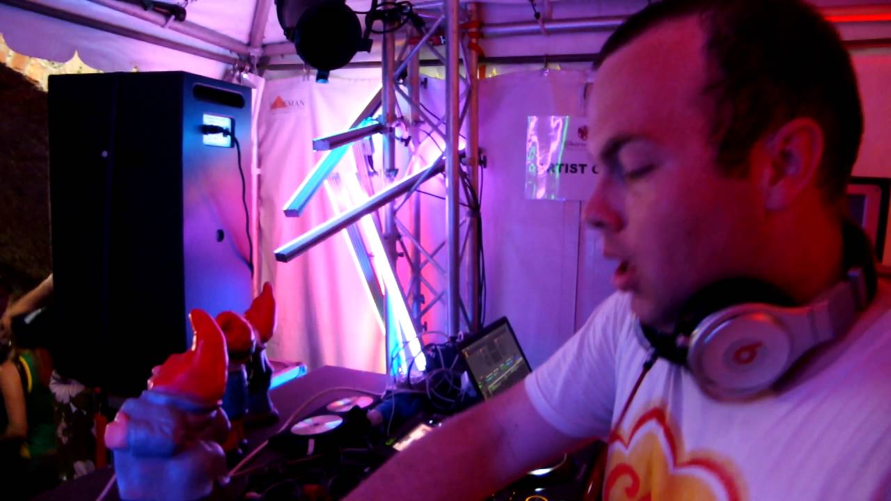 MR.SHAKE  playing Tranga by The Partysquad & Illuminati Ams at Tomorrowland 2k12