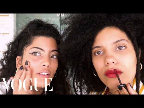 フランス・キューバ人姉妹のイベイがお出かけ美容法を披露｜美容の秘密｜Vogue (French-Cuban Sisters Ibeyi Do Their Going Out Beauty Routine | Beauty Secrets | Vogue)