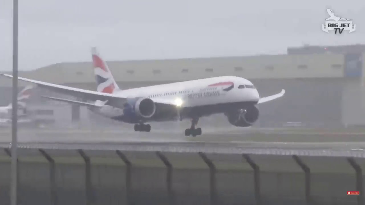 Посадка самолета в аэропорту 