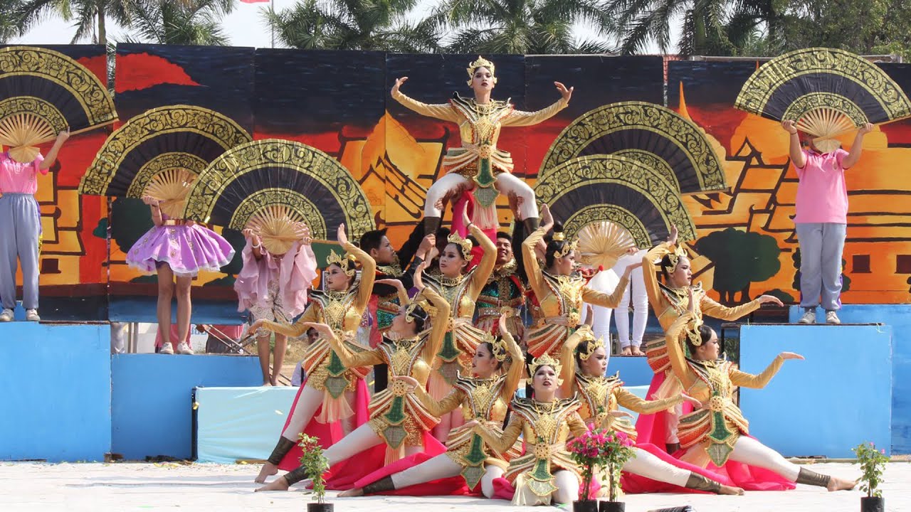 เชียร์ลีดเดอร์ คณะสีชมพู "ตำนานท่าเตียน" เฟื่องฟ้าเกมส์ ครั้งที่ 43 โรงเรียนหนองม่วงวิทยา