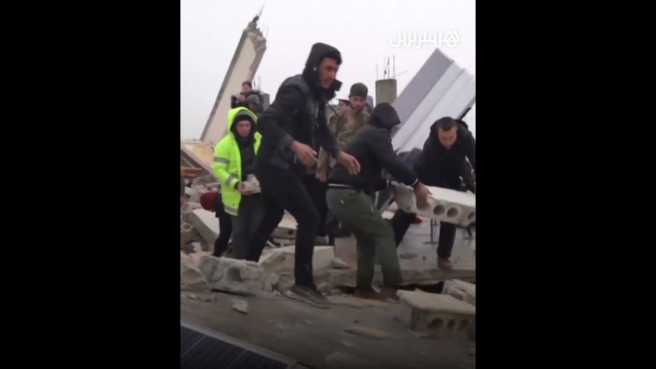 عمال إنقاذ يبحثون بين الأنقاض في مدينة سرمدا السورية بعد الزلزال المميت thumbnail