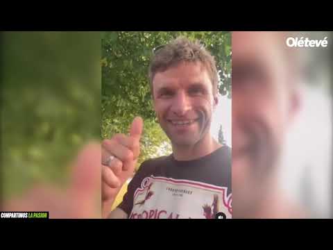 Thomas MÜLLER picanteando a Robert LEWANDOWSKI.