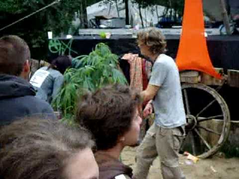 Fusion 2009 Goa Floor - Sonntag morgen tanz um die Hanf Pflanze ;-)