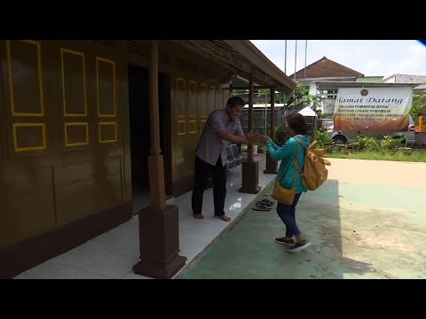 Victims make peace with ex-militants in Indonesia