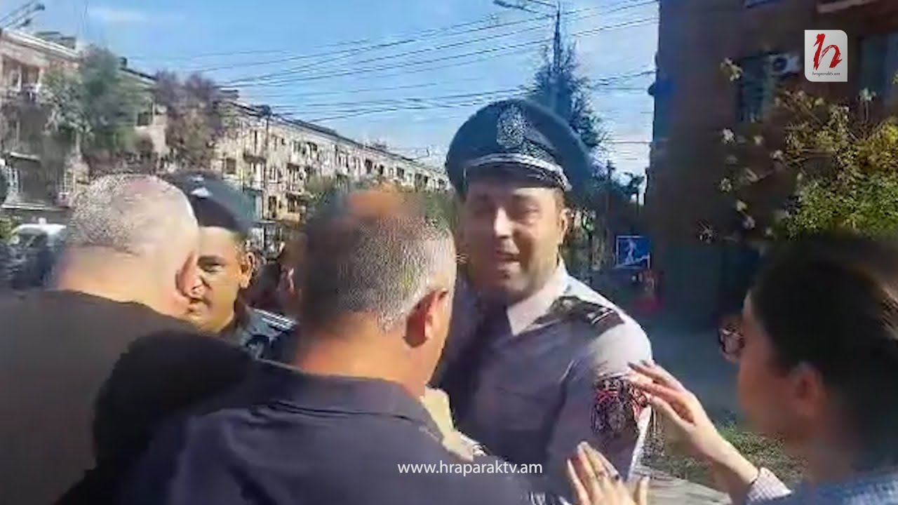 Քաղաքացիները պահանջում են, որ ոստիկանները կրեն իրենց ծառայողական տարբերանշանները
