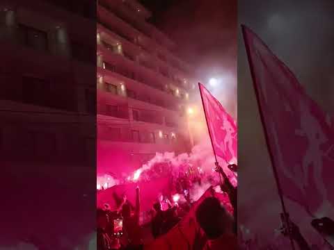 "Tremendo banderazo de la hinchada del América de Cali en Rio de Janeiro" Barra: Baron Rojo Sur &bull; Club: América de Cáli