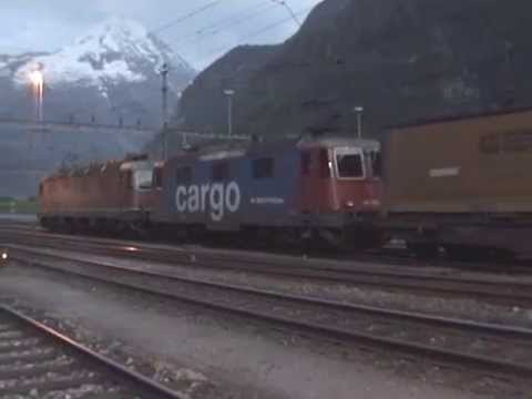 DOPPIA TRAZIONE 10/10 SBB.CON MERCI + SPINTA PARTE DA ERSTFELD (CH) 1 - 6 - 2014.