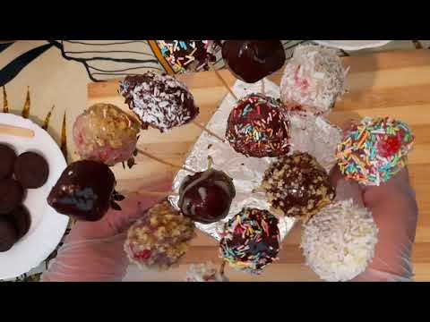 Вкусный десерт из клубники и шоколада.Delicious strawbery and chocolate dessert.