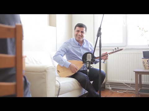 Halen Bağlamadan Başka Bir Şey Çalmıyor