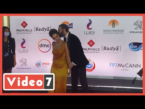 محمد فراج يداعب بسنت شوقي بقبلة علي السجادة الحمراء في افتتاح مهرجان القاهرة