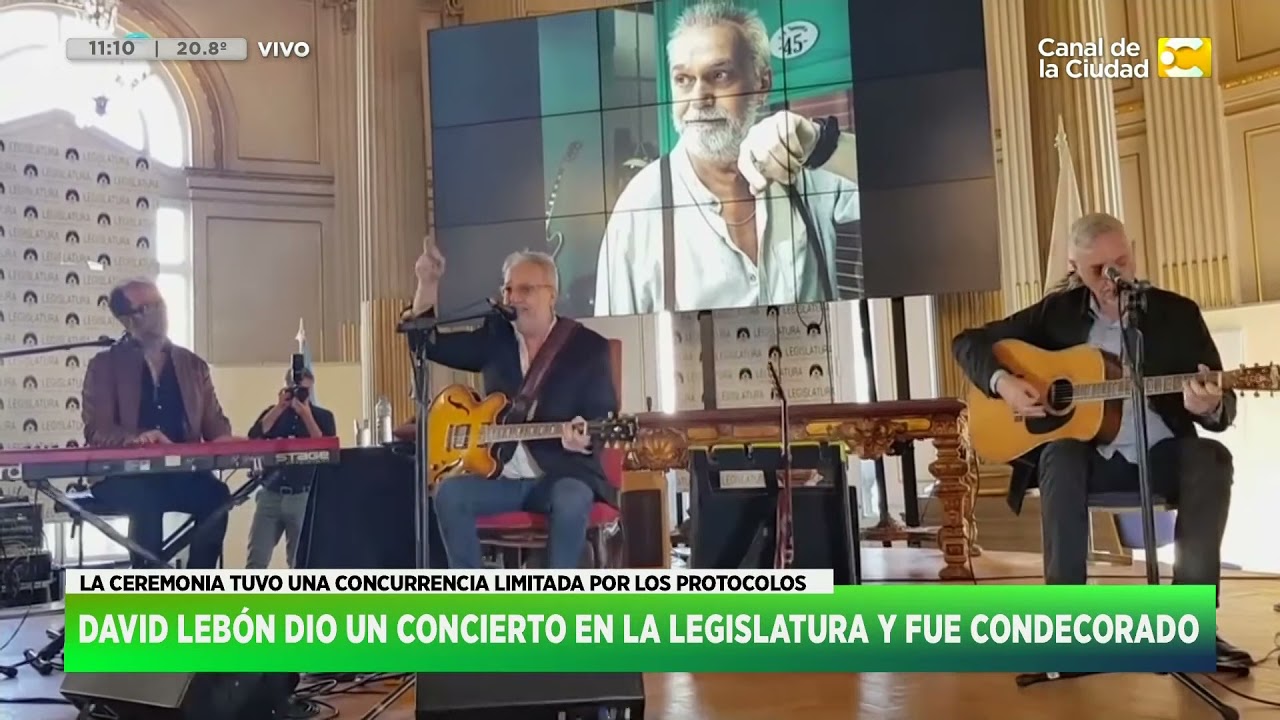 David Lebón dio un concierto en la legislatura y fue condecorado