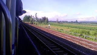 preview picture of video 'KA Kahuripan BD-BL bersilang KA Singosari BL-PSE di Stasiun Ngadiluwih.  #keretaapi'