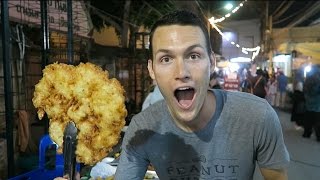 EATING at the Chiang Mai Night Bazaar - YouTube