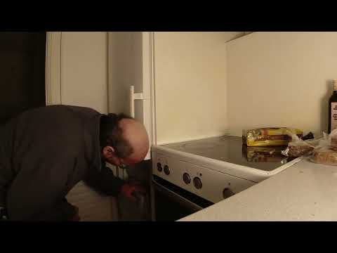 MongoTV_10265 - Del 3 - PAKKER 6 STORE RUGBRØD FRA LIDL NED I FRYSER I SMÅ FRYSEPOSER