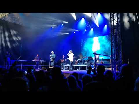 Vašo Patejdl a Roman Ondráček a Rakeťáci Skriňa, čo má drží nad vodou.