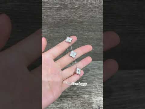 Подарок девушке браслет в стиле Ван Клиф "Перламутровый клевер" медицинская сталь с цирконами в коробочке - фото 1 - id-p2509754500