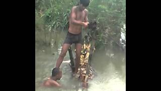 preview picture of video 'Catching Fish in Mithila 02 VID 20140827 125507'