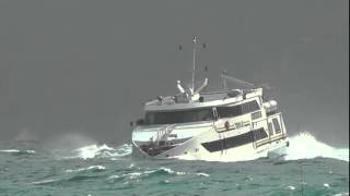 Traghetti sfidano il mare, la prua immersa nelle onde a Capri