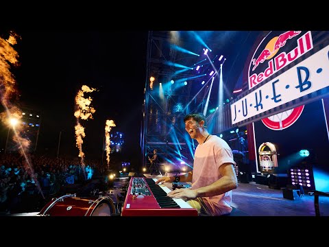 Pizzera & Jaus – frmdghn x jedermann (Live Premiere) | Red Bull Jukebox