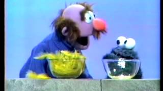 Cookie Monster and an Anything Muppet man show us Heavy and Light (Hebrew)
