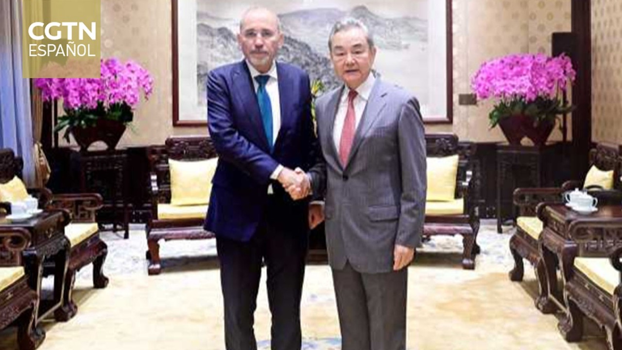 Canciller chino, Wang Yi, se reúne en Beijing con vicepremier y canciller jordano, Ayman Safadi