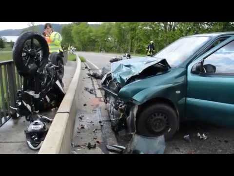Lebensgefahr: Motorradfahrer stürzt bei Unfall über Brücke auf B.31