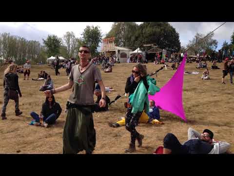 L'ambiance devant la scène principale du Hadra Trance Festival à Vieure dans l'Allier