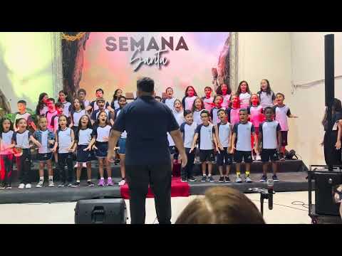 Apresentação de Páscoa do colégio adventista ( música Quebrantado)